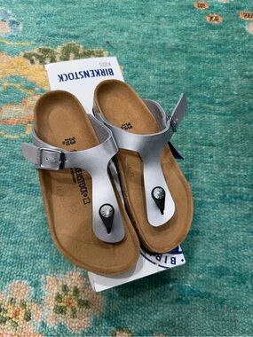 Birkenstock Kids Gizeh Metallic Silver Thong Sandals New in Box size 33